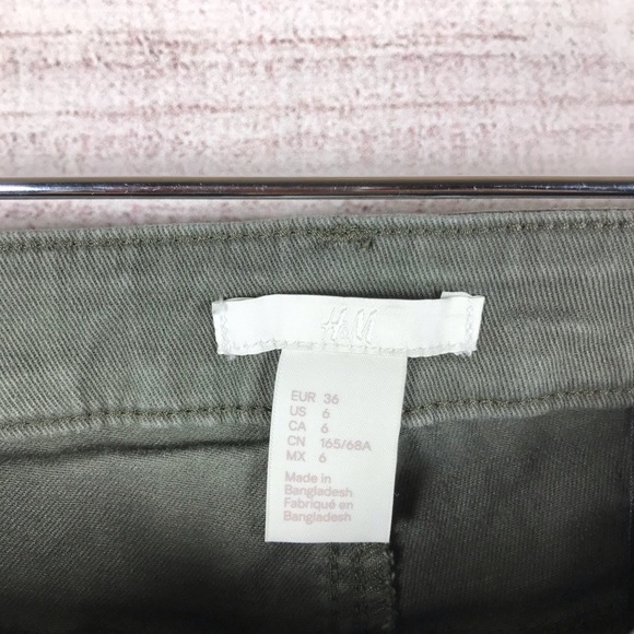 H&M Distressed Creased Denim Jean Shorts Size 6 - Picture 5 of 6